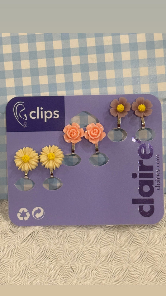Claire’s pack of 3 Floral Studs With Clips
