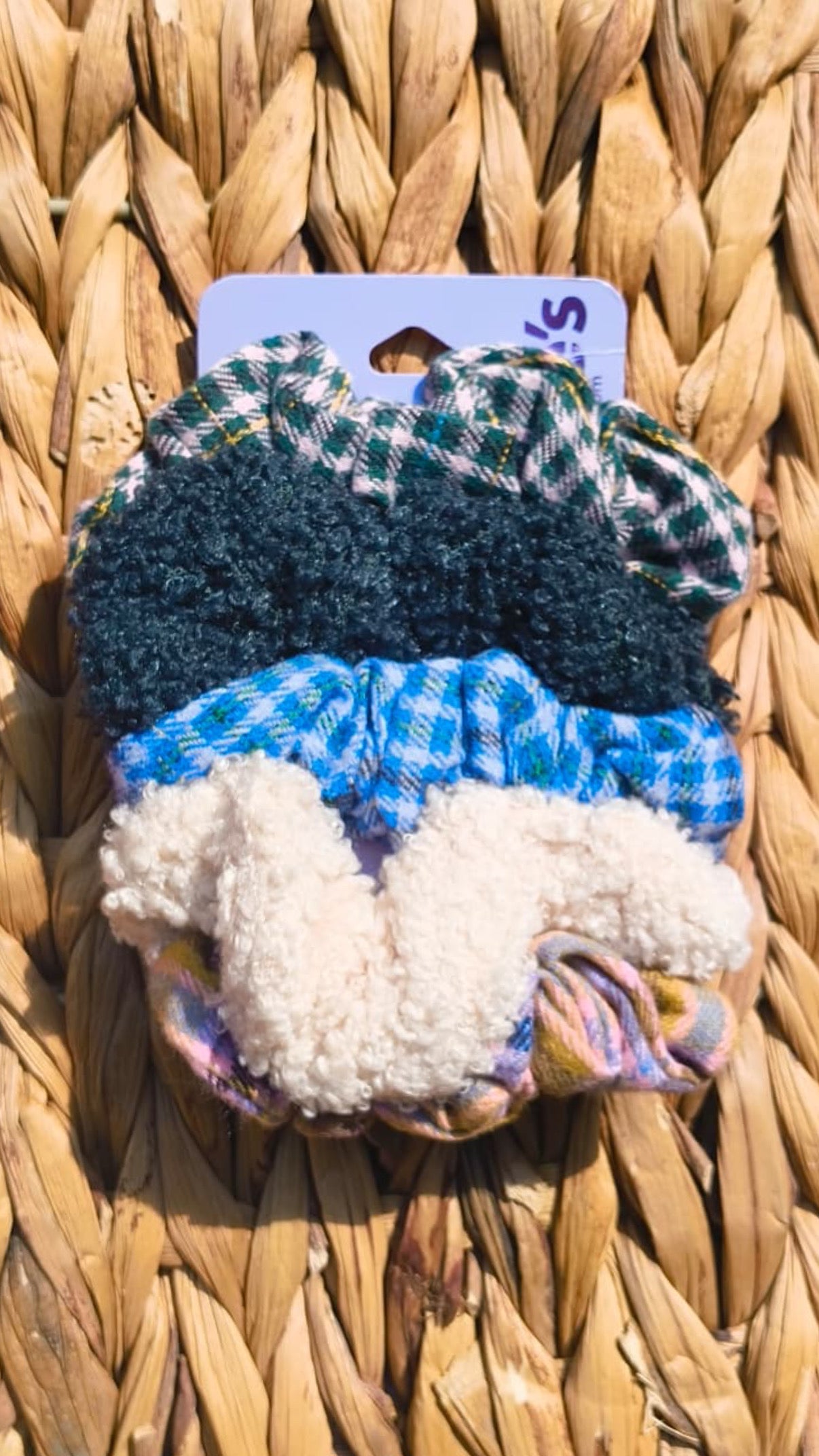 Claire’s winter vibes scrunchie set